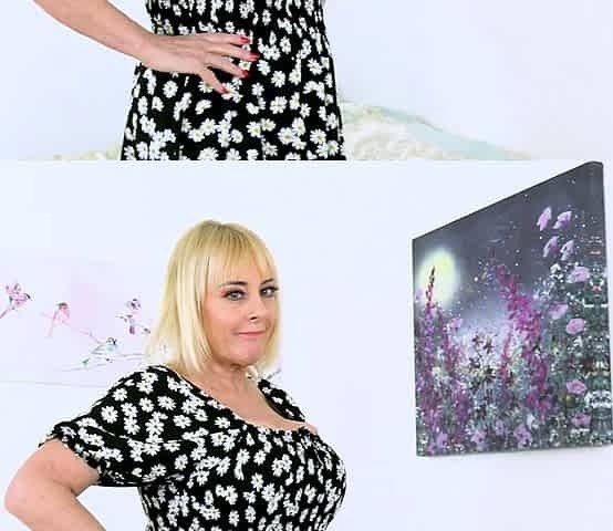 Buxom milf Wendy Leigh cums on her purple dildo