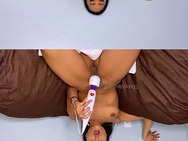 Natural brunette solo toying