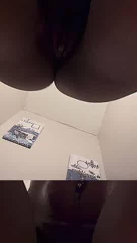 Obese cunt showing jiggly booty
