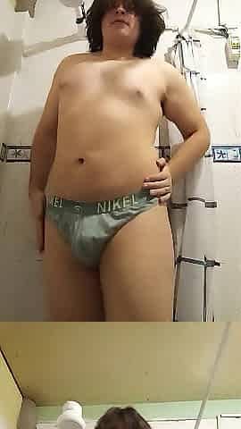 Femboy shaking his butt twerk