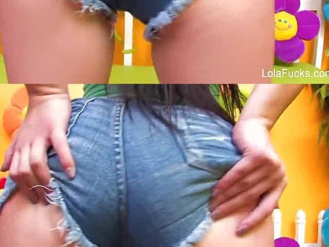 Lola Foxx masturbates her taut teen snatch