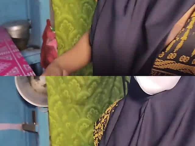 Stepmother cooking during the time that masturbating in the kitchen