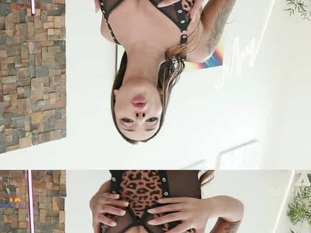 Brasilian pornstar Vitoria Beatriz doing DAP 0% Pussy with