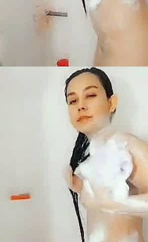 Small titted babe toys her pussy on webcam
