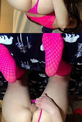 beautiful brunette toys her pussy on webcam