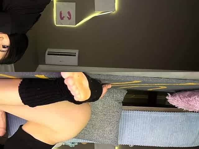 Naked amateur webcam girl fingering her pussy live on camera