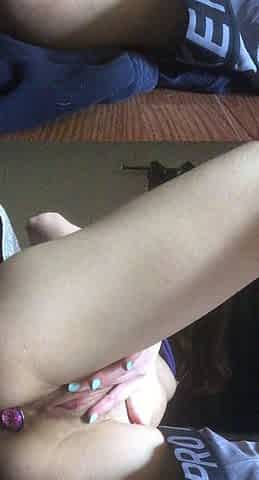 Naked amateur webcam girl fingering her pussy live on camera