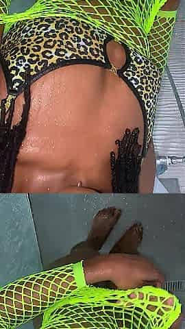 QUEEN ANNA-Black Chick. CLOSE UP INSIDE SHOWER