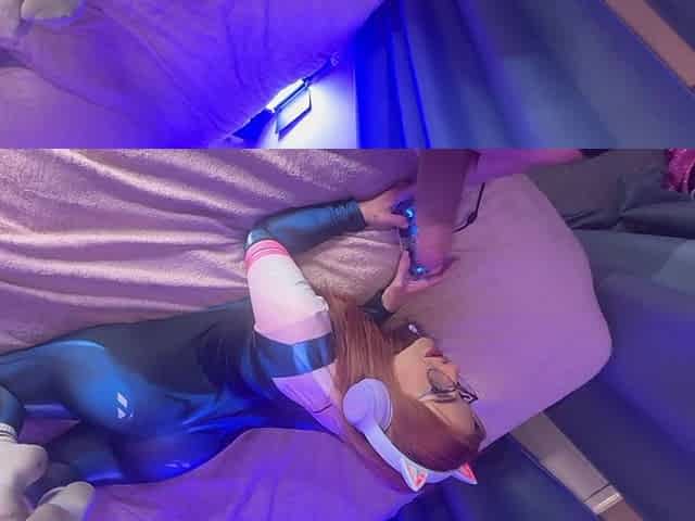 Hot Gamer Girlfriend Interrupts Game to Blow BF Till Facial