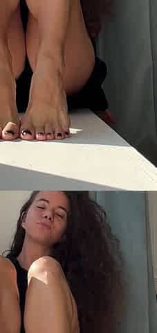 Amateur Foot Fetish Girlfriend Sucks and gives a Footjob