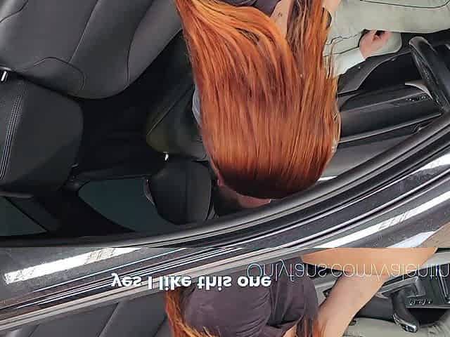 Facial en un concesionario, sexo duro dentro una furgoneta.