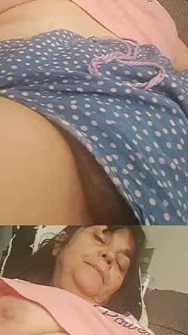 Mom in Bed, Touching Her Hot Pussy to Masturbate Before Bed