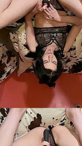 Livecam plays with her booty and cunt