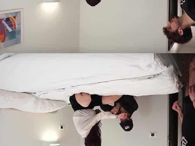 Due amici in vacanza si scopano la donna delle pulizie in hotel - 3some Male+Male+Female