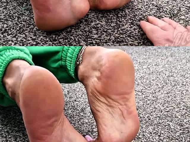 Amateur Foot Fetish Girlfriend Sucks and gives a Footjob