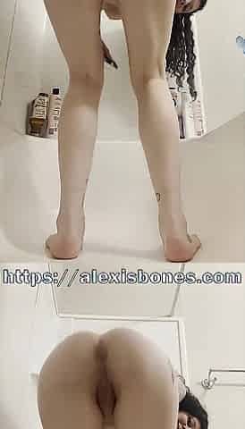 College emo hotty twerks then screws her vibrator wishing it was u