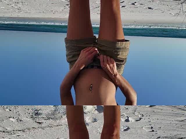 Bikini Squat and Pee (4K Public Beach Pissing)