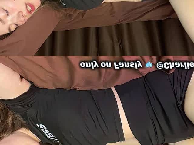 Juicy 18yo teen screws herself 1st thing in the morning