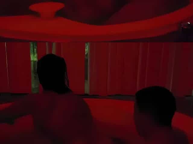 Latin chick de gran culo y tetas follando en el jacuzzi