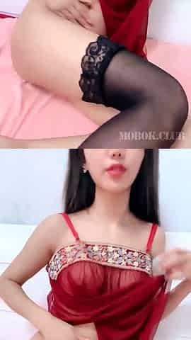 Amateur young teen solo masturbation on her livingroom
