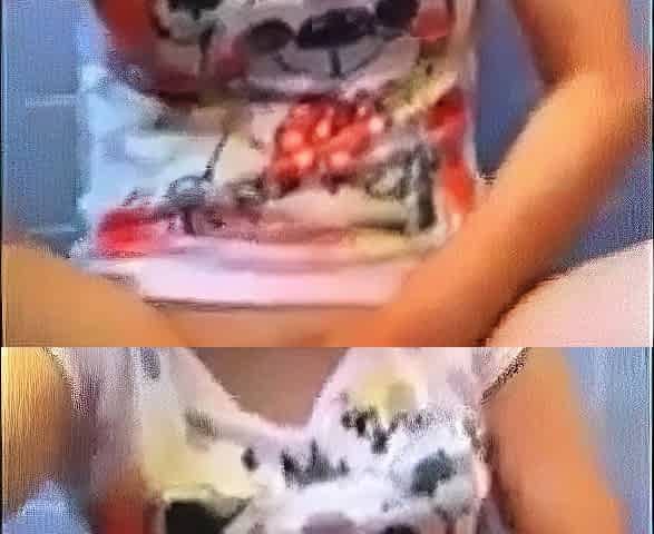 Amateur Asian Girl in Glasses Masturbating