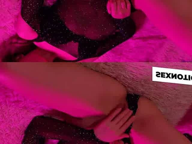 Teen babe in a sexy bodysuit cums hard on webcam solo