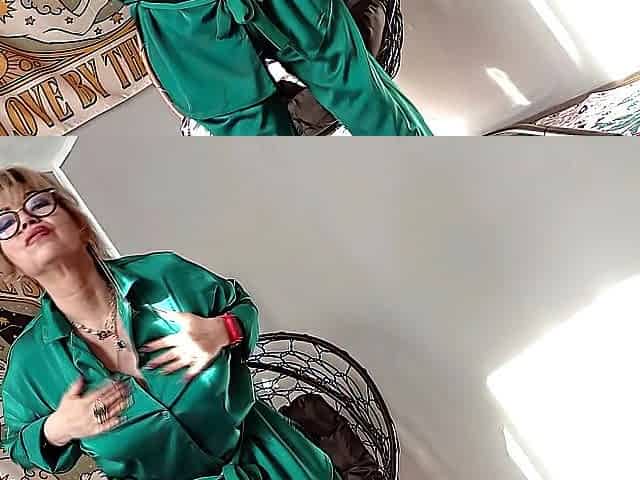 A nice-looking aged slut in a green pantsuit, or How stepmoms masturbate .!. ))