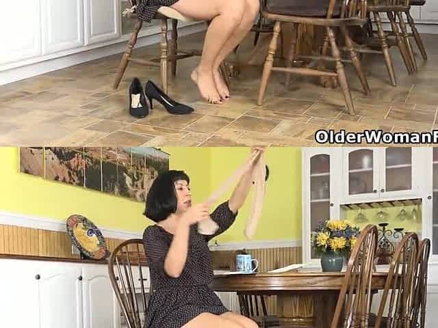 American mother i'd like to fuck Vivi takes care of her unshaved vagina