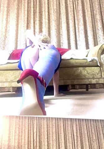 Mature blonde in stockings dildos her sweet cunt