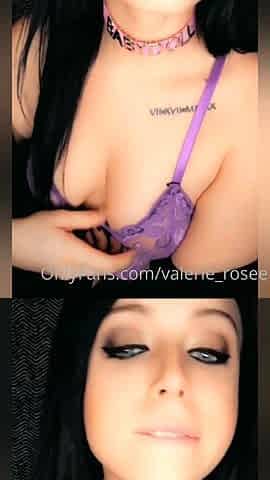 Naked amateur webcam girl fingering her pussy live on camera