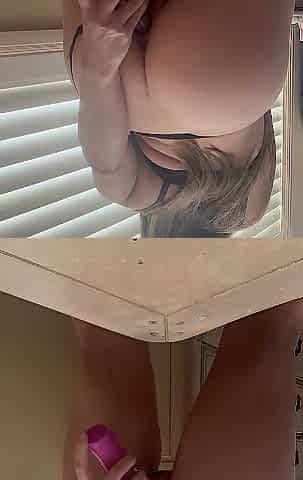 See my pretty arsehole bang my sextoy
