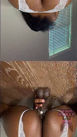 Hawt Black hottie screws uses giant vibrator til that babe creams and squirts