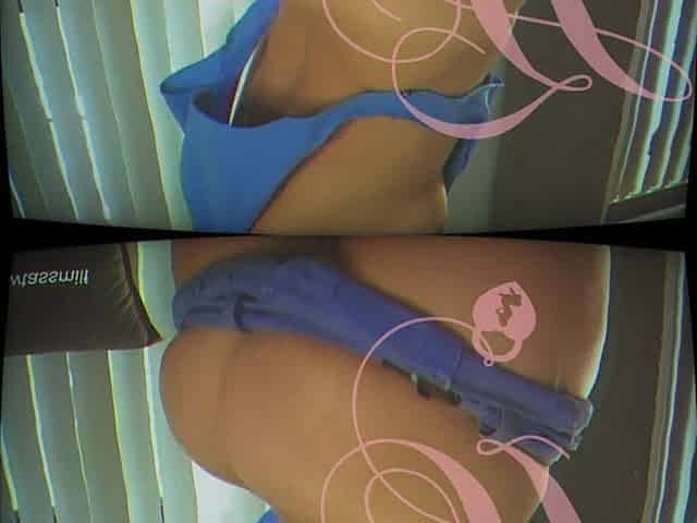 Sexy mommy bounces butt for live stream
