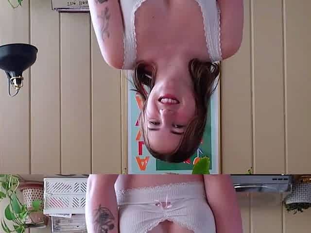 Amateur brunette wanks with glass toy