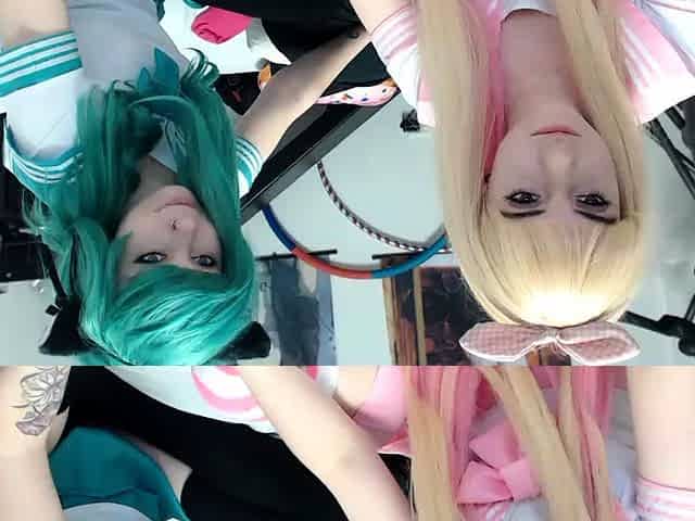 Japanese teen is licked by lesbians