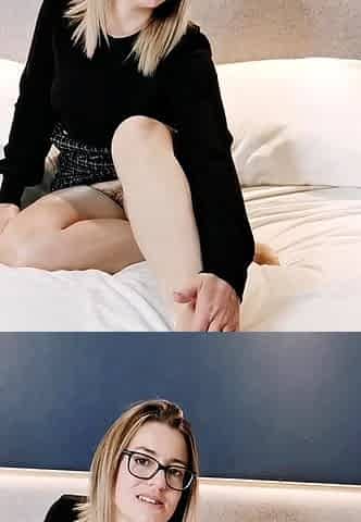 Blonde solo toying