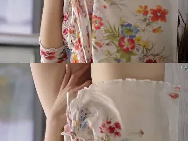 Angelica Rubs Her Wet Poon