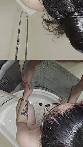 Golden shower and I keep sucking