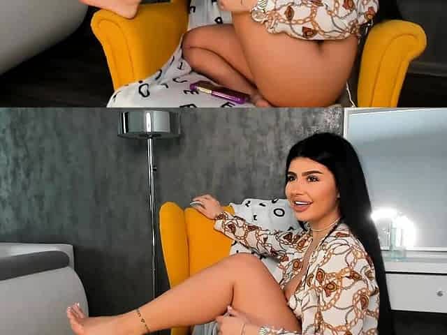 Amateur Webcam Teen Flashes Masturbates
