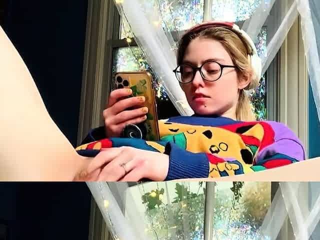 Girl masturbating