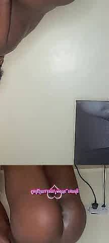 Black Gal gives fun to her Twat