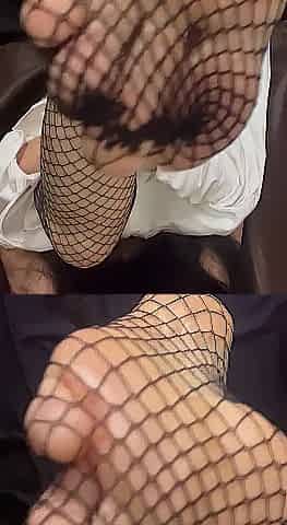 PLAYING WITH LENGTHY FINGERS SHINY SOLES WITH FINGERS LIKE THOSE INTO THE RECTAL HOLE