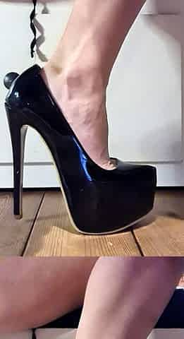 Horny amateur girls with a foot fetish play along