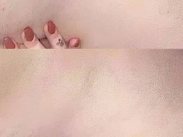 amateur lustywench fingering herself on live webcam