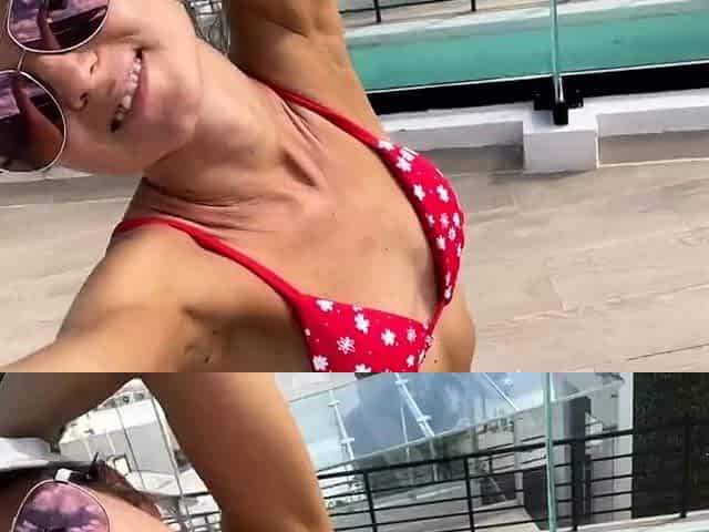 Public pussy play