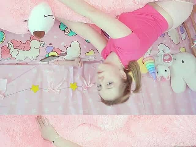 Pissing masturbating babe solo toy play