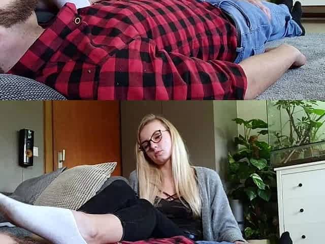 Classy blonde enjoys foot fetish