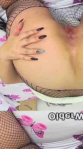 Chunky Mature Louise From the UK Fingers Her Shaven Cunny in Fishnet Tights