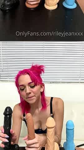 Awesome Amateur teen blonde toying pussy