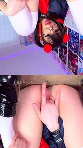 Naked amateur webcam girl fingering her pussy live on camera